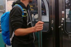Paris : les barres du métro seront nettoyées en 2023